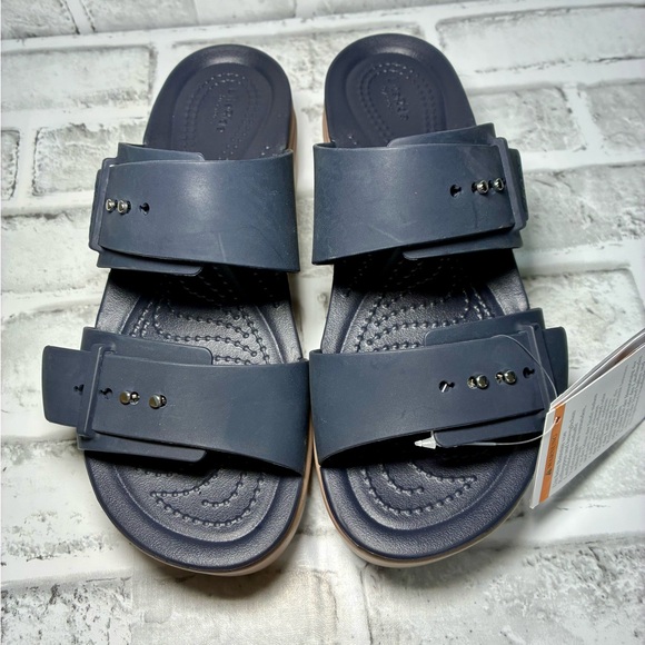 NWT Crocs Brooklyn Platform Sandals in Navy and Tan 7W - Picture 2 of 5